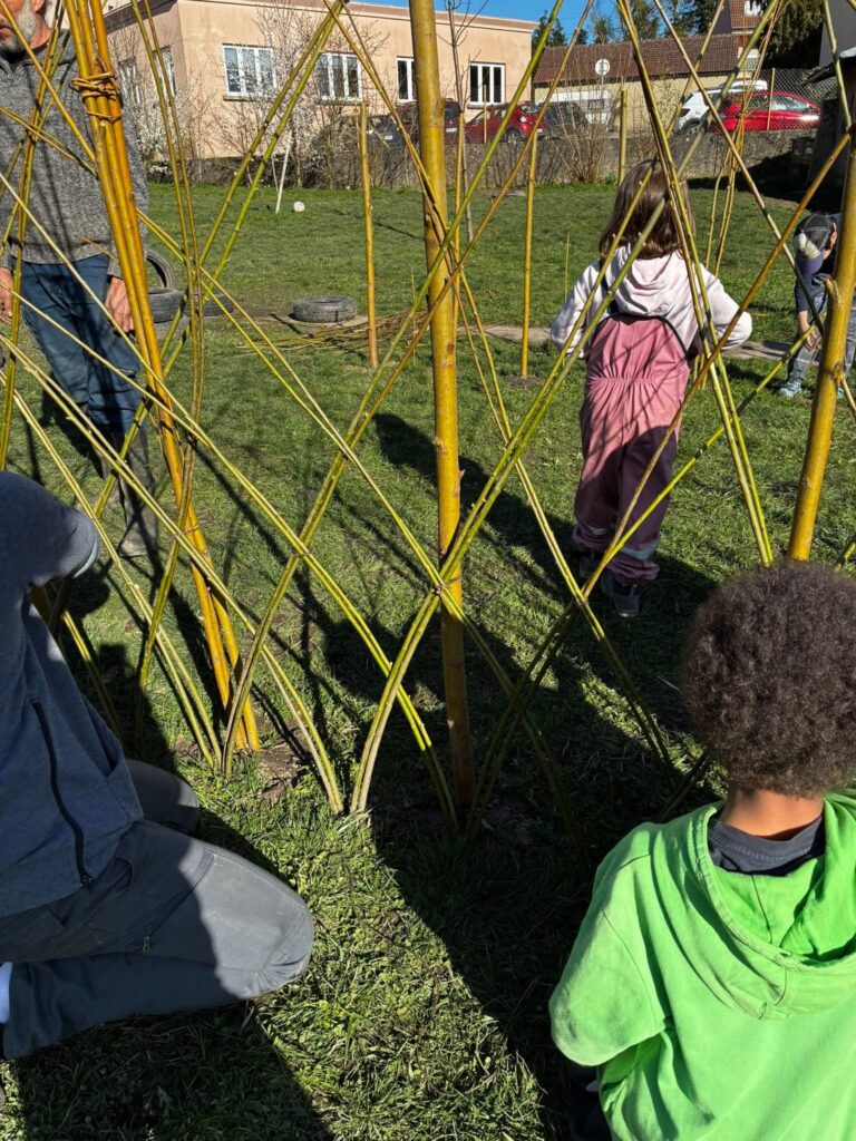 Ecole privée Phalsbourg Saverne Jardin école privée Phalsbourg construction cabane saule